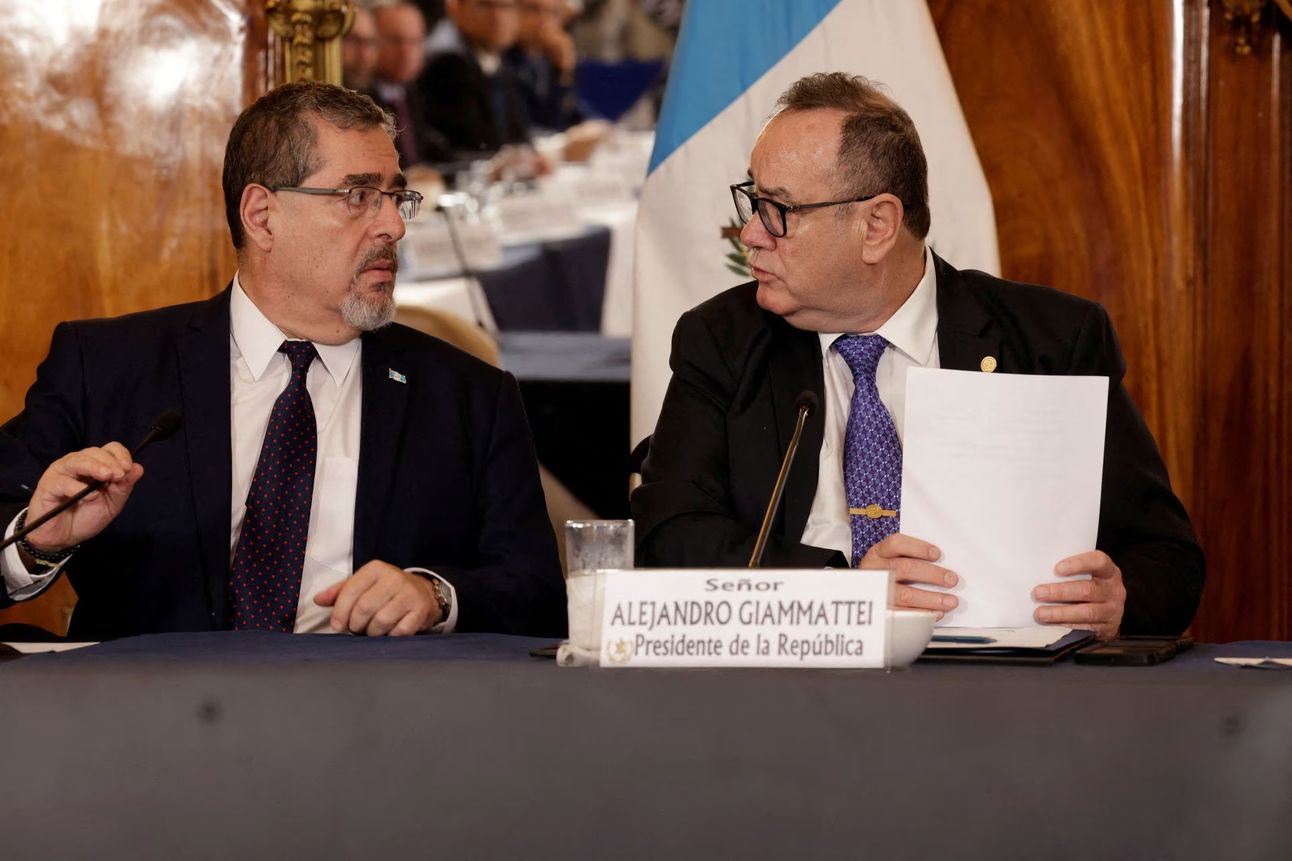 Guatemala President-elect Bernardo Arevalo and Guatemala President Alejandro Giammattei attend a meeting as part of the presidential transition. Photo via Reuters